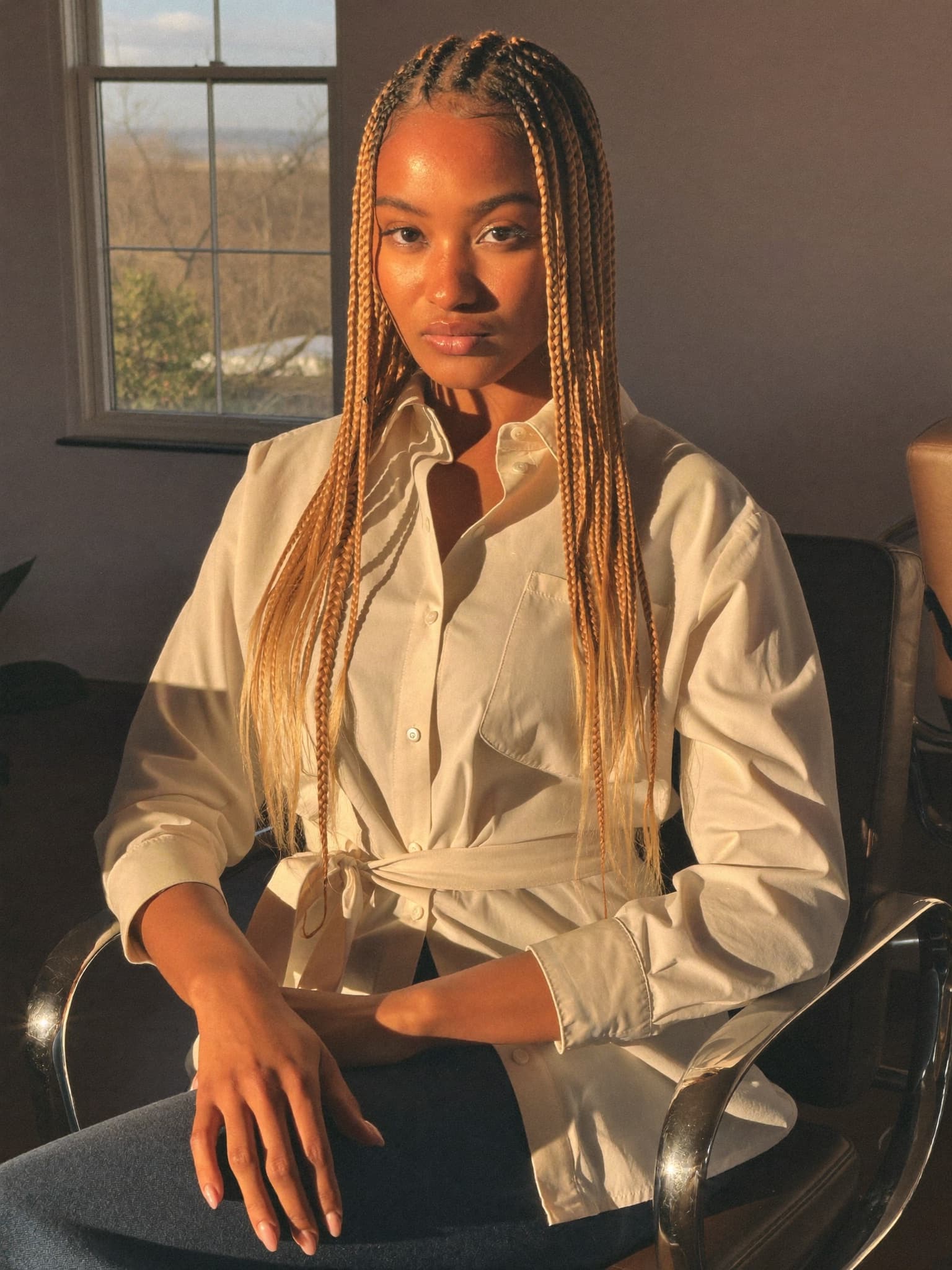 Professionnelle de beauté assise dans son salon